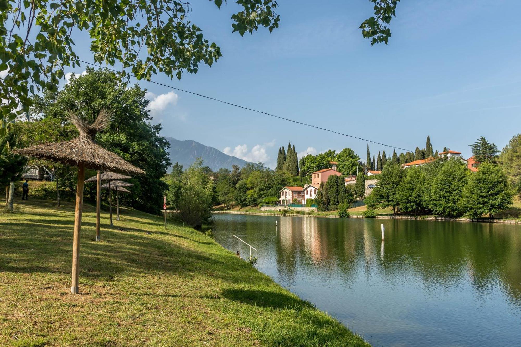 Camping Les Rives Du Lac De Vinca 外观 照片